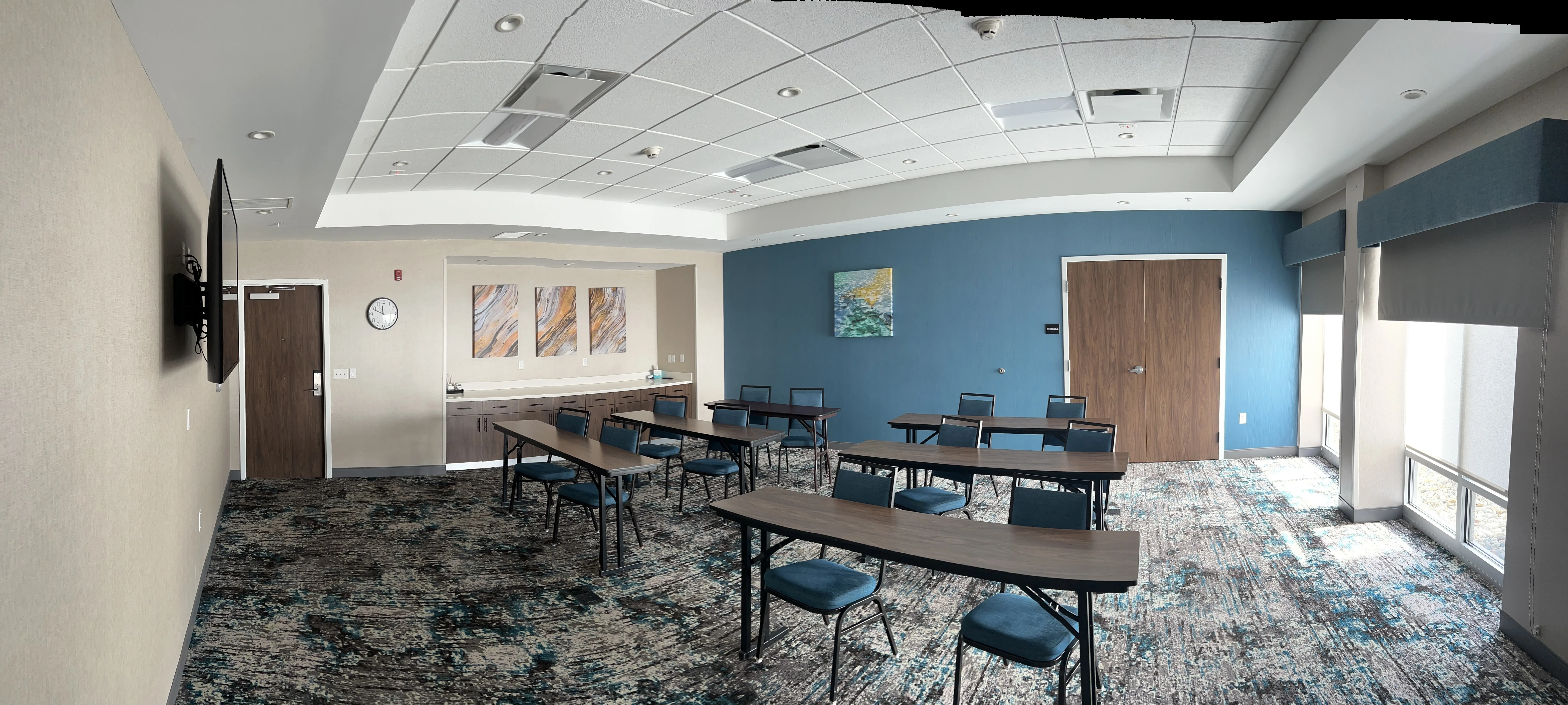 Hampton Inn howel Meeting Space with tables and chairs.