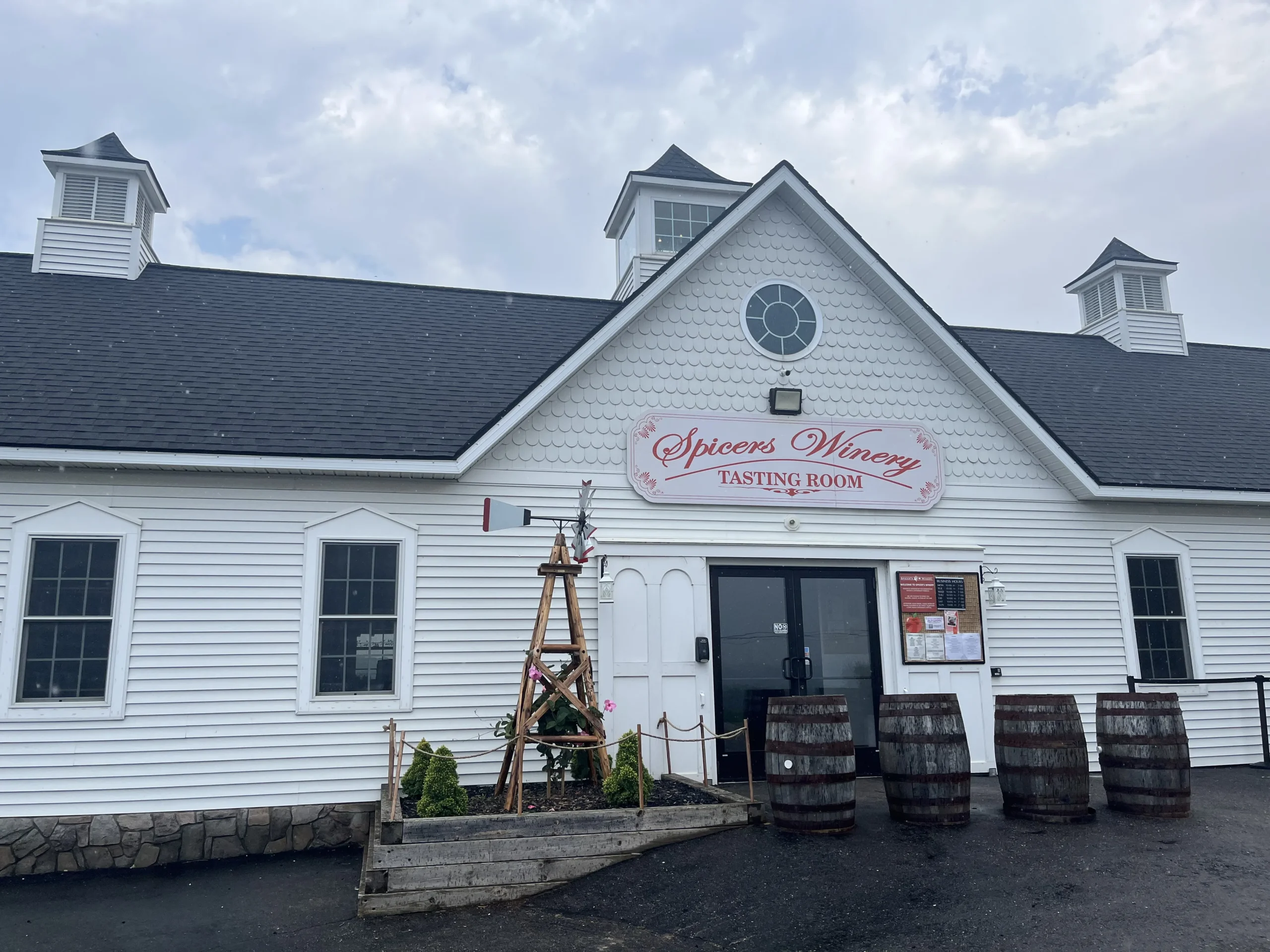 Spicer's winery outdoor view on cloudy day in Fenton and Hartland.